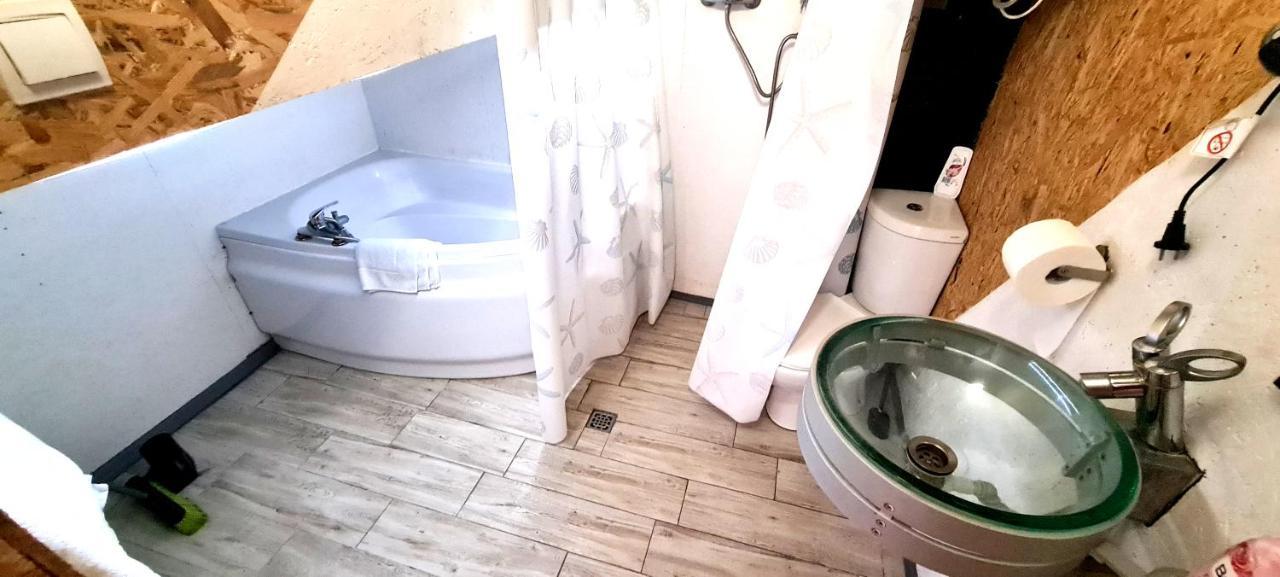 Sub Hel. Budzetowe Pokoje W Domu Z Basenem. Wokol Domu Tylko Natura. Balkon Zbyteczny. Luaran gambar